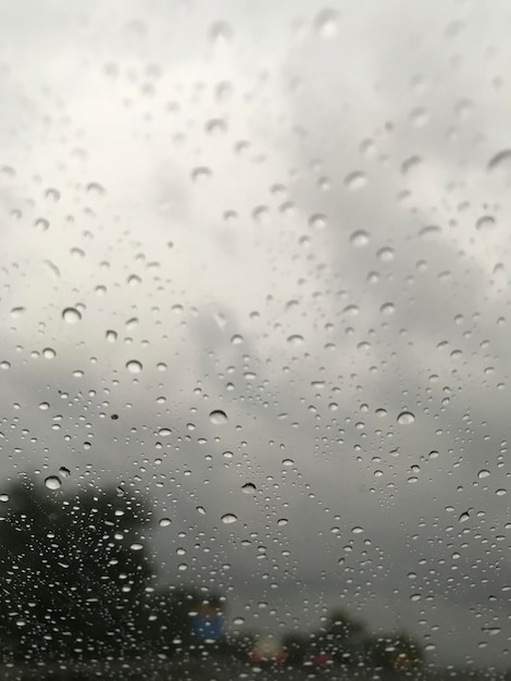 vista di goccia di pioggia sulla finestra della macchina di vetro