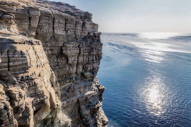 Vista di inverno dell'alta scogliera del capo di Tobizin in Primorye