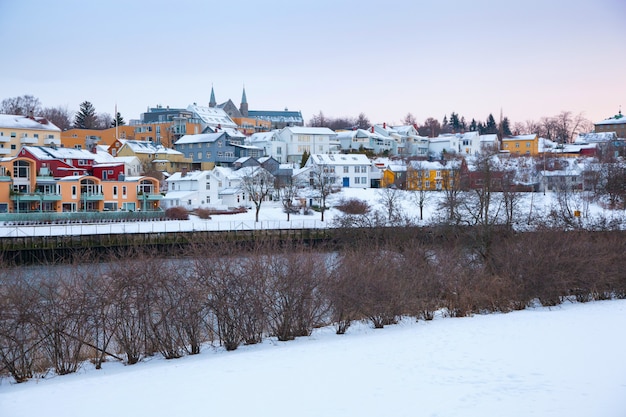 Vista di inverno delle case nella città di Trondeim