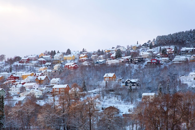 Vista di inverno delle case nella città di Trondeim
