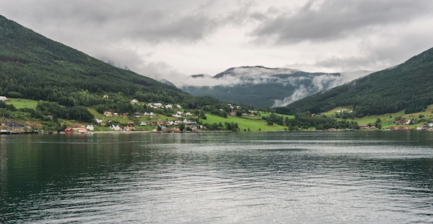 Vista di Kaupanger e Sognefjord. Kaupanger è una città all'interno di Sogndal, Sogn og Fjordane, Norvegia