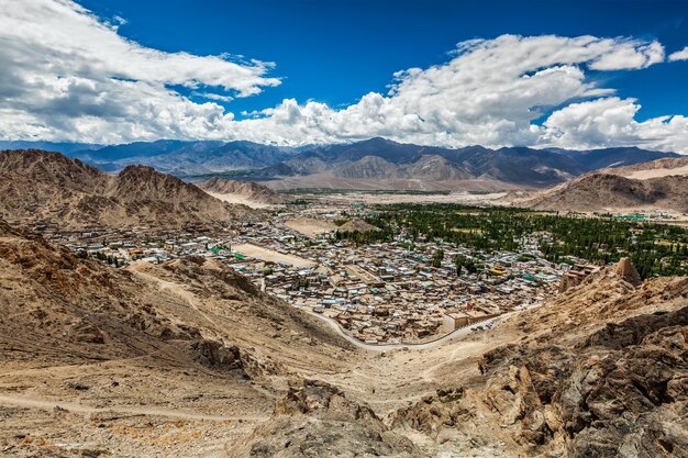 Vista di leh dall'alto ladakh jammu e kashmir india