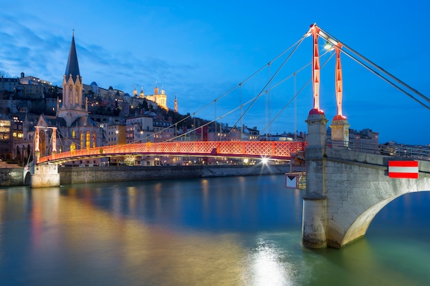 Vista di Lione con il fiume Saone e la passerella di notte, Francia.