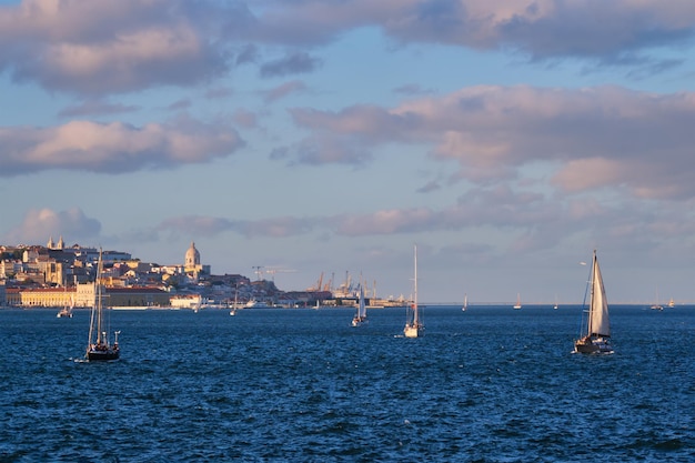 Vista di lisbona vista sul fiume Tago con yacht e barche al tramonto lisbona portogallo