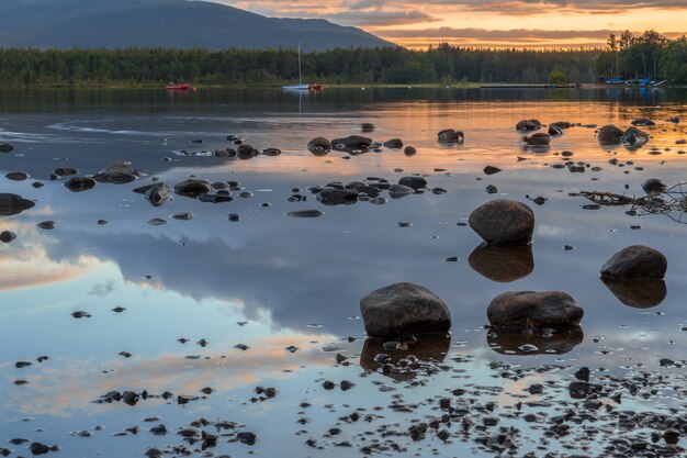 Vista di Loch Morlich al tramonto