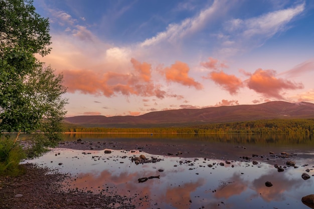 Vista di Loch Morlich al tramonto