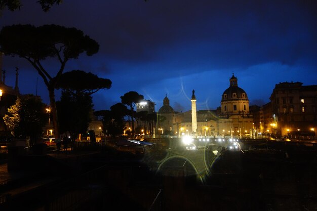 Vista di luci di strada illuminate di notte