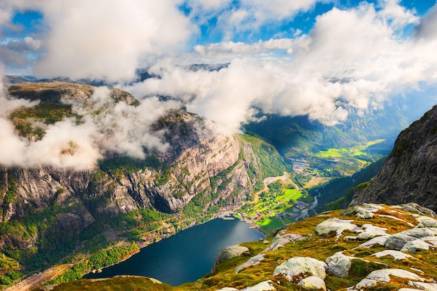 Vista di Lysefjord dalla montagna di Kjerag, Norvegia. Paesaggio estivo