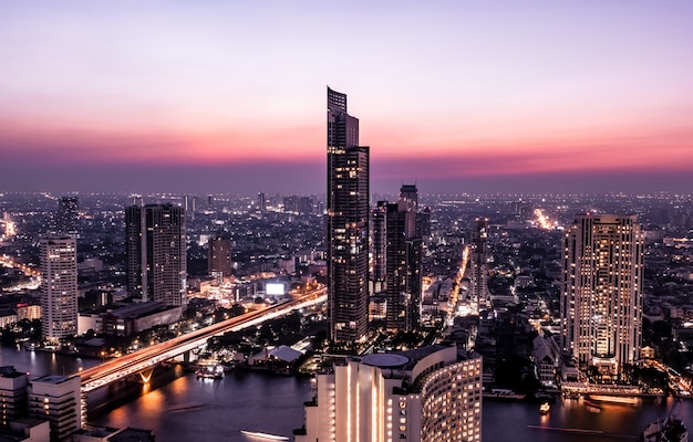 Vista di mezzanotte del paesaggio urbano di Bangkok