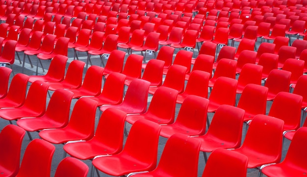 Vista di molte sedie rosse pronte per la conferenza