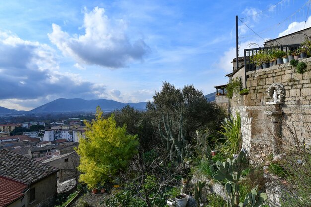 Vista di Montesarchio, una piccola città della provincia di Benevento, in Italia