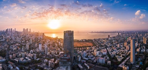 Vista di Mumbai che mostra il Bandra Worli Sea Link nel centro passando sopra la baia di Mahim con la città intorno ad esso