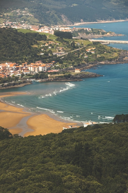 Vista di Mundaka e Bermeo alla foce del fiume Urdaibai a Bizkaia, Paesi Baschi.