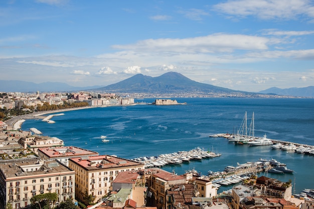 Vista di Napoli e del Vesuvio