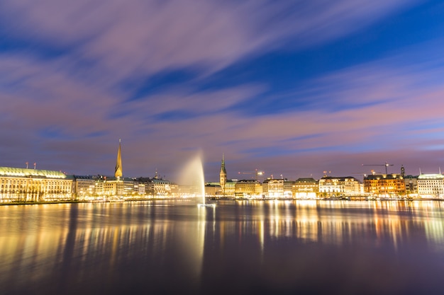 Vista di notte del lago alster e di Amburgo, esposizione lunga