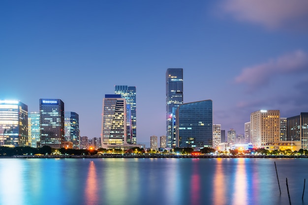 Vista di notte dell'edificio per uffici moderno nel distretto finanziario di Fuzhou