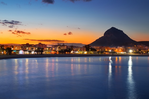 Vista di notte della spiaggia di tramonto di Alicante Javea