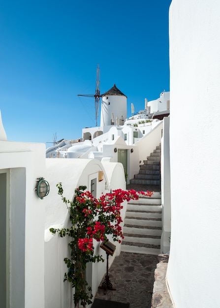 Vista di Oia con un mulino a vento