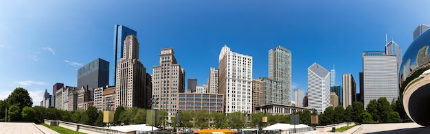 Vista di paesaggio urbano di Chicago dal parco di millennio