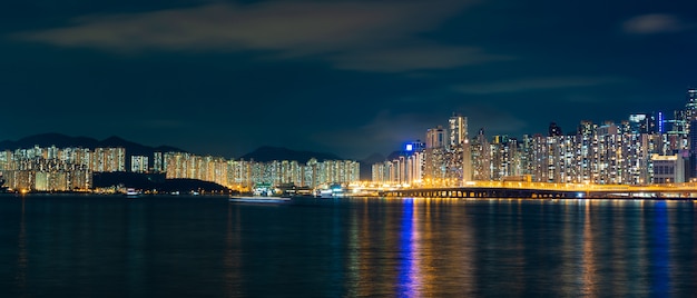 Vista di paesaggio urbano di panorama di Shenzhen alla notte, l'atmosfera delle luci notturne nella città di commercio internazionale ed esportazione della Cina