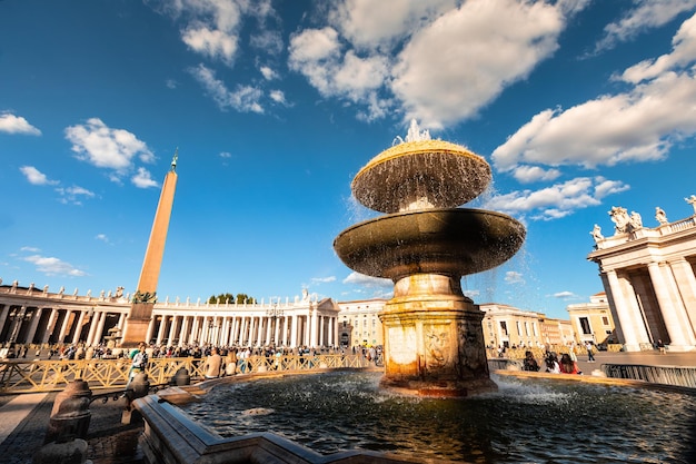 Vista di Piazza San Pietro (Piazza San Pietro) presso la Città del Vaticano.