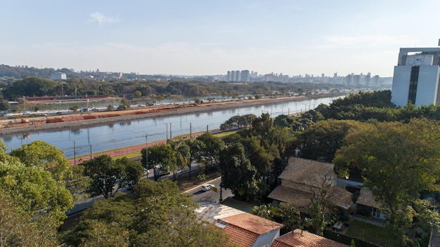 Vista di Pinheiros marginale con il fiume Pinheiros e gli edifici moderni a San Paolo, Brasile