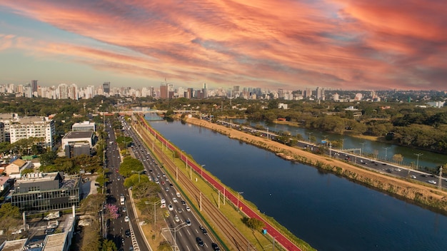 Vista di Pinheiros marginale con il fiume Pinheiros e gli edifici moderni a San Paolo del Brasile