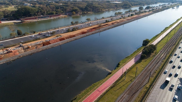 Vista di Pinheiros marginale con il fiume Pinheiros e gli edifici moderni a San Paolo del Brasile