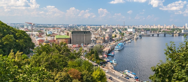 Vista di Podil da un punto di osservazione sul Dnepr. Kiev, Ucraina