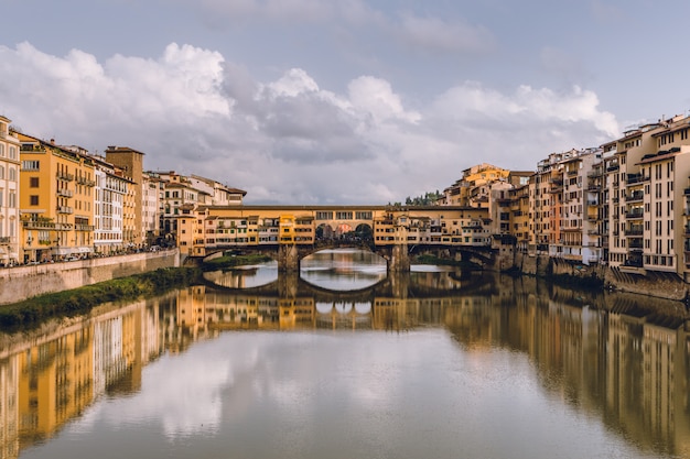 Vista di Ponte Vecchio a Firenze (Firenze) in un giorno nuvoloso. bea