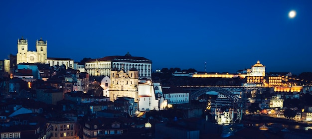 Vista di Porto di notte con la luna Portogallo Europa