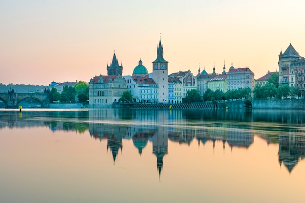 Vista di Praga sul fiume, alba sul ponte Carlo accanto al castello