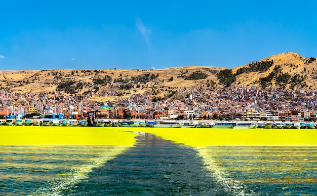 Vista di puno dal lago titicaca in perù