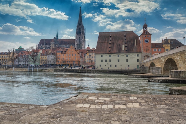 Vista di Ratisbona con il fiume Danubio in Germania