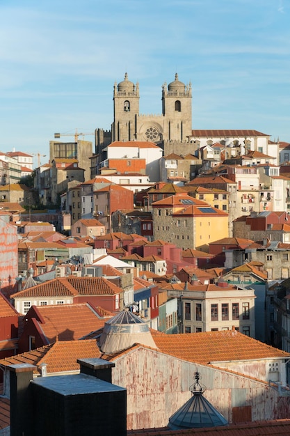 Vista di Ribeira con Se Do Porto su un orizzonte in cima alla vecchia cattedrale romana a Porto Portogallo