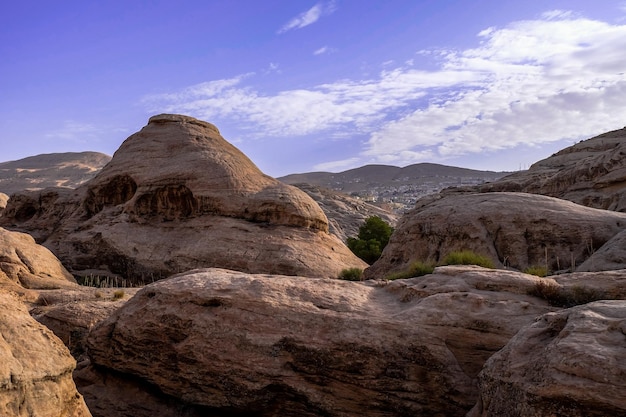 Vista di rocce e montagne di Petra Jordan