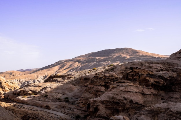 Vista di rocce e montagne di Petra Jordan