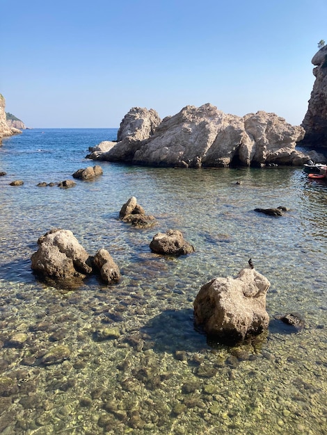 Vista di rocce e rocce nel mare