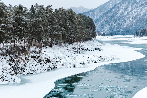 Vista di rocce, pietre e ghiaccio nel fiume in inverno