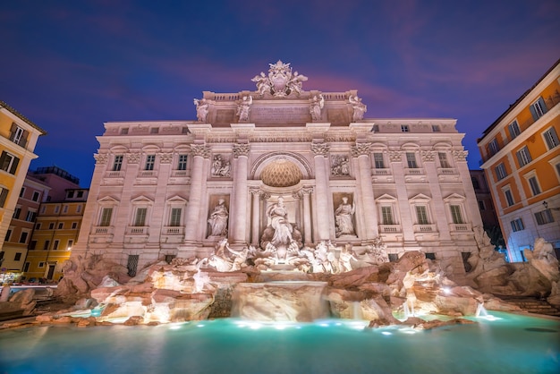 Vista di Roma Fontana di Trevi (Fontana di Trevi) a Roma, Italia al crepuscolo