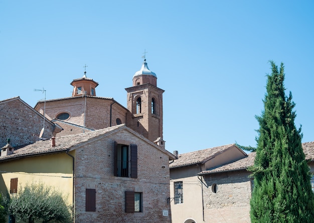 Vista di Santarcangelo della cupola di vecchia chiesa Italia Rimini Italia