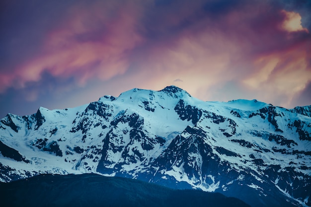 Vista di sera al tramonto sulla catena montuosa innevata