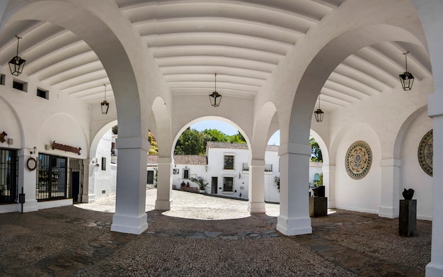 Vista di splendidi archi di un edificio situato ad Aracena, in Spagna.