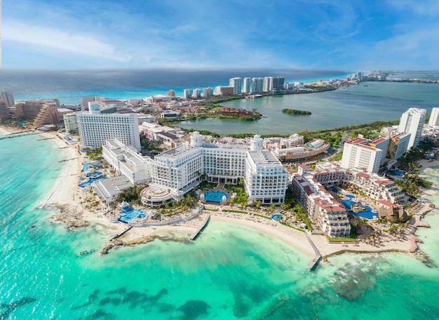 Vista di splendidi hotel nella zona alberghiera della regione della riviera maya di cancun a quintana roo nello yucatan