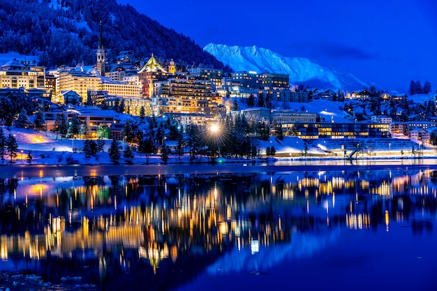 Vista di St. Moritz in Svizzera di notte in inverno