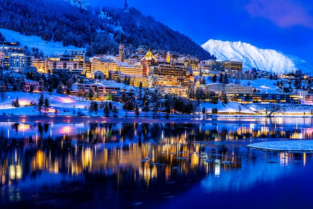 Vista di St. Moritz in Svizzera durante la notte