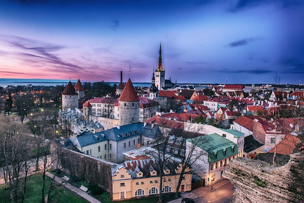 Vista di Tallinn al tramonto