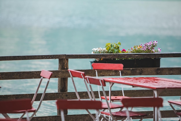 Vista di tavoli e sedie vuoti nella caffetteria all'aperto