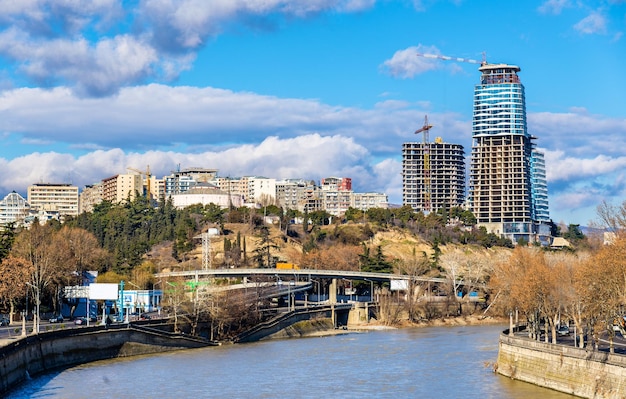 Vista di Tbilisi sulle rive del fiume Kura