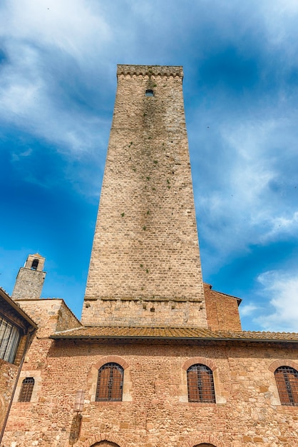 Vista di Torre Grossa, la più alta torre medievale e una delle principali attrazioni nella piazza centrale di San Gimignano, Toscana, Italia